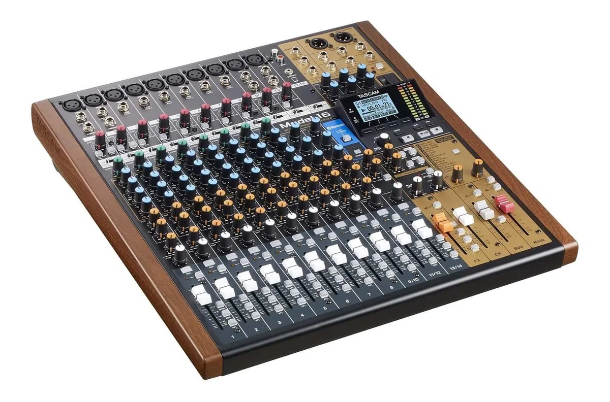 TASCAM Studio de mixage tout-en-un Modèle 16